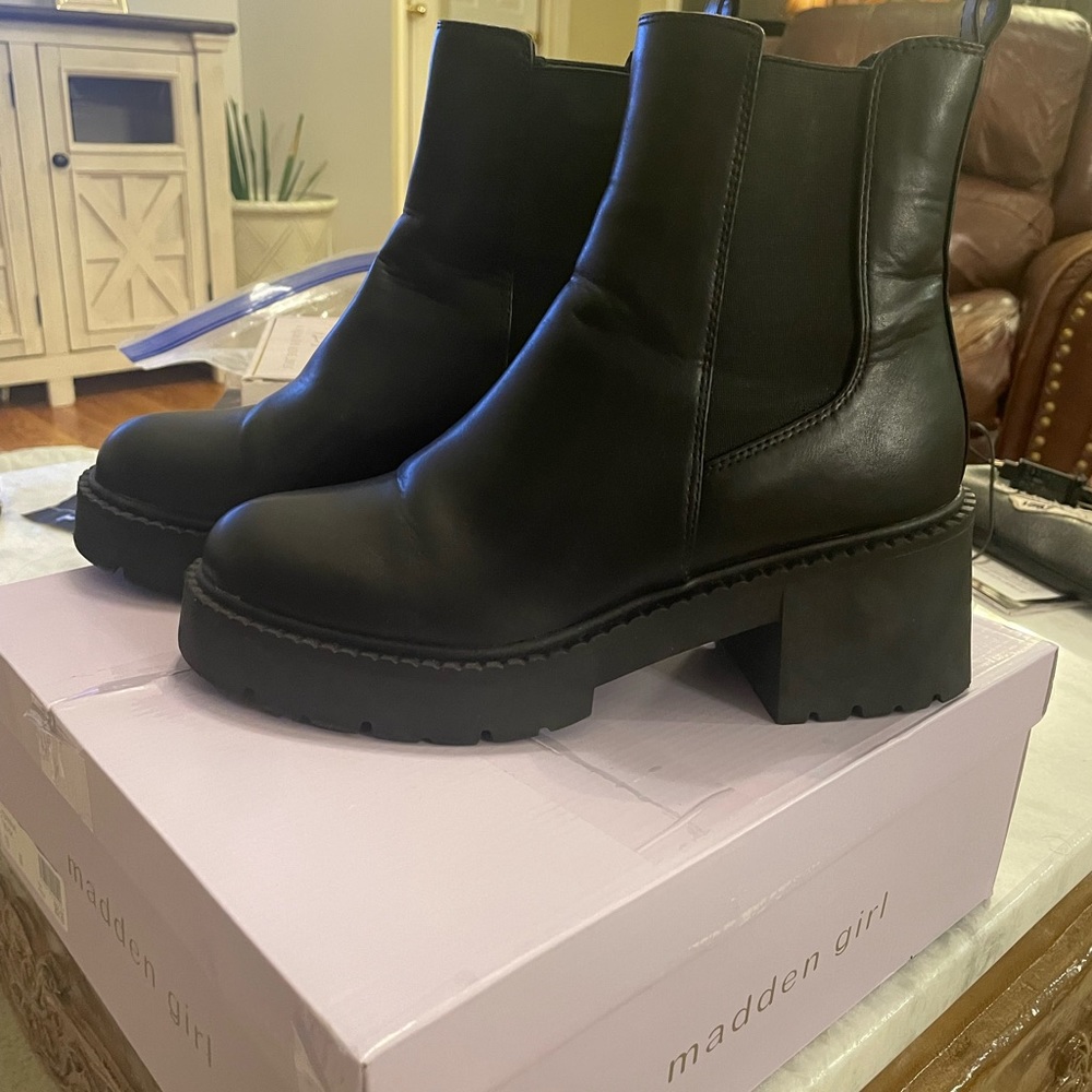Madden Girl size 10 Ankle Boots Black in Color